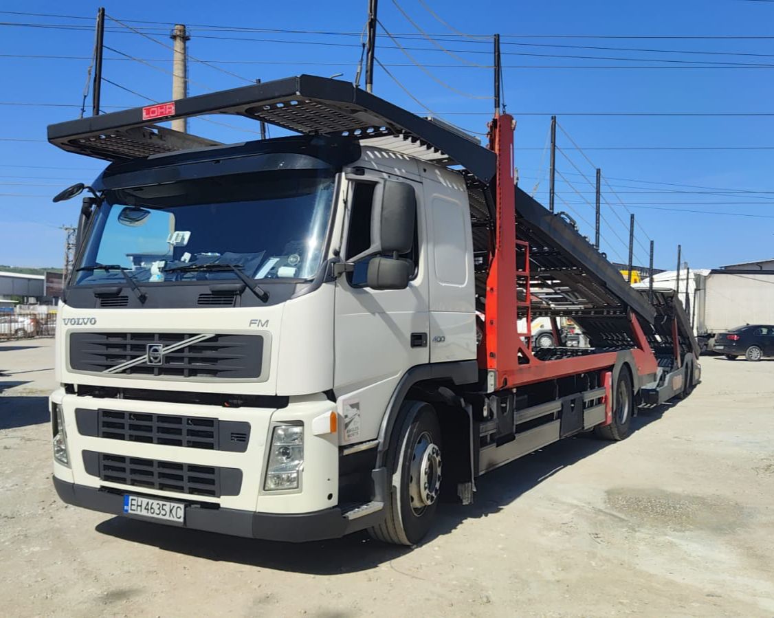 Camión portacoches transportando vehículos entre España y Bulgaria